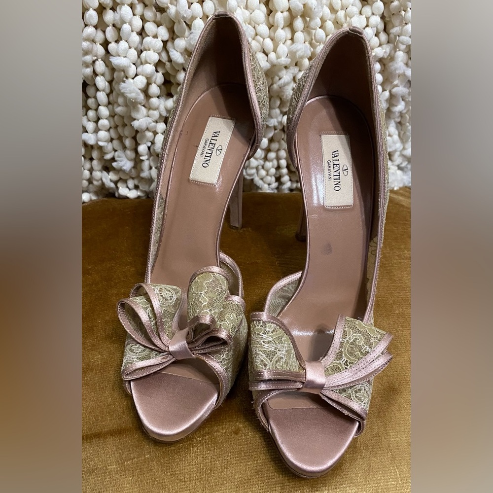 Valentino Garavani Soft Pink Lace Bow Open Toe Pumps Heels New Years